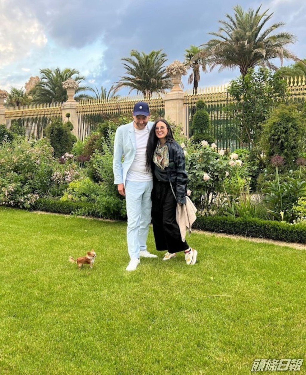 狄美摩亞一臉幸福。